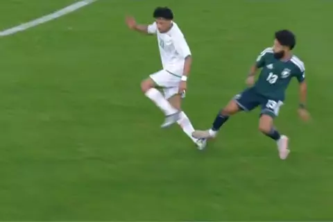 لاعب السعودية عن عدم طرده أمام عمان: ربي استجاب لدعائي